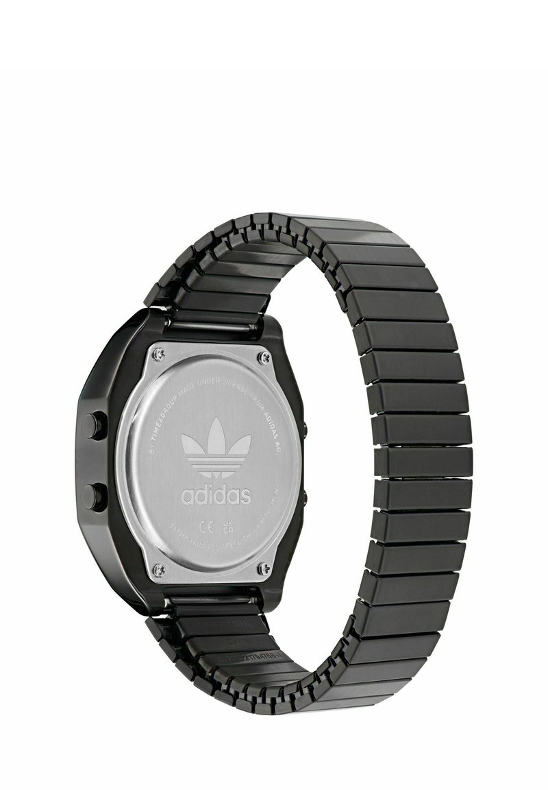 Schwarze Metallarmbanduhr mit einem achteckigen Gehäuse und einem Gehäuseboden aus Edelstahl. Verfügt über ein Gliederbanddesign mit glatten, rechteckigen Gliedern.