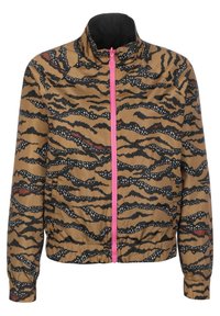 Hnědá a černá bunda s tygřím vzorem a bílými skvrnami, růžovým předním zipem, elastickým pasem a stojáčkem.