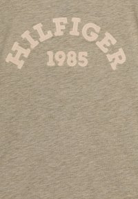 Tommy Hilfiger MONOTYPE 1985 ARCH TEE - T-shirts print - faded olive heather