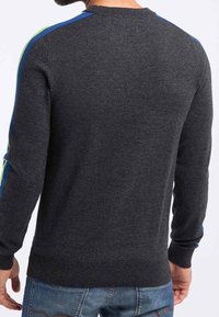 Maglione grigio scuro a maniche lunghe, con strisce blu e verdi lungo le spalle. Polsini e orlo a coste completano il design.