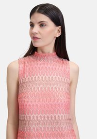 Ärmelloses pinkes Kleid mit hohem Kragen, strukturiertem Muster und subtiler Schattierung. Verfügt über ein Farbverlauf-Design, das von blassen zu lebendigen Farbtönen übergeht.