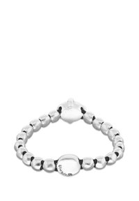 Pulsera de cuentas de plata que combina cuentas redondas y ovaladas, con hilo elástico, textura suave y un cierre decorativo con marca.