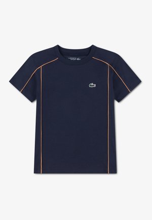 T-shirt en coton bleu marine à manches courtes, avec des coutures orange le long des épaules et un petit logo vert sur la poitrine.