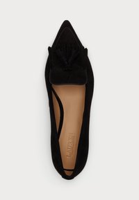 Fekete velúr lapos cipő hegyes orral, díszített felsőrésszel, függőleges bojtokkal és egy csomózott díszítéssel. Sima barnás talpbélés.