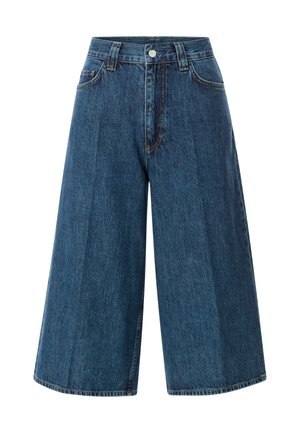 Shorts en denim bleu largeur jambe, longueur genou, avec poches avant, passants de ceinture et fermeture par bouton.