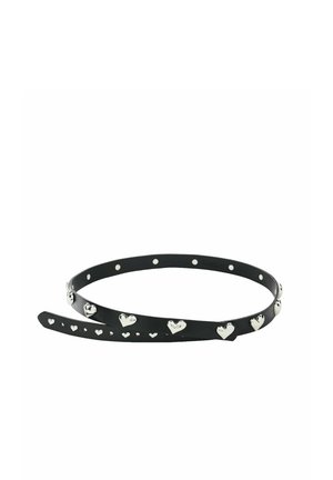 Schwarzer schmaler Gürtel, verziert mit kleinen silbernen herzförmigen Nieten, gleichmäßig entlang der Länge verteilt.