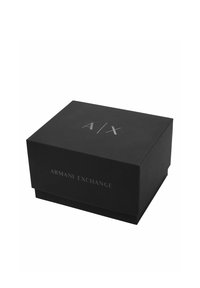Svart rektangulär låda med matt yta. Har präglad silvertext "A/X" och "ARMANI EXCHANGE" på framsidan. Slät textur.