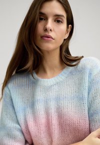 Lekki sweter z gradientem w pastelowych kolorach niebieskim i różowym, luźny splot, okrągły dekolt.