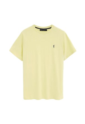 Camiseta de cuello redondo y manga corta de color amarillo claro con un pequeño logo oscuro de un jugador de polo en el pecho izquierdo.