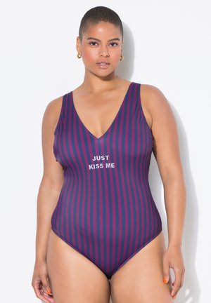 Eén stuk badpak in donkerblauw en maroon verticale strepen, met een V-hals en de tekst "JUST KISS ME" in witte letters.