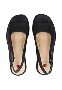 Černé sametové baleríny se čtveratou špičkou, vykrojenými stranami a popruhem kolem kotníku. Obsahují malý červený akcent poblíž paty. Ploské podešve.