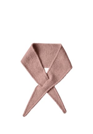 Écharpe douce en maille rose poussiéreuse pliée en une simple forme superposée sur fond blanc.