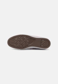 Sole tenisky Converse Chuck Taylor All Star, hnědá guma s texturovaným vzorem, bílý okraj a otisk loga, obdélníkový tvar.