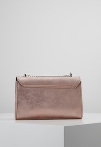 Borsa clutch rettangolare in rosè oro metallico con pattina pieghevole e tracolla in argento, caratterizzata da una texture liscia e un design minimalista.
