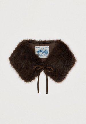 Καφέ ψεύτικη γούνα κολάρο με μαλακή υφή, διαθέτοντας κλείσιμο με κορδέλα και ετικέτα με μπλε γραφικά, σχεδιασμένο για στυλάτες στρώσεις.