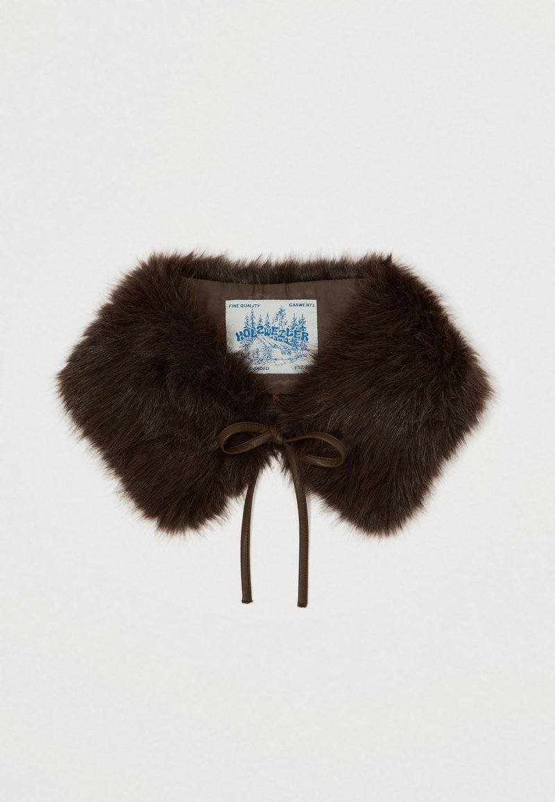 Brązowy kołnierz z sztucznego futra o miękkiej fakturze, z zapięciem na wstążkę i metką z niebieską grafiką, zaprojektowany do stylowego warstwowania.