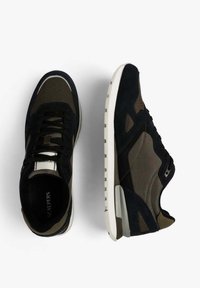 Par de zapatillas deportivas negras y verde oliva con suelas blancas, mostradas desde vistas superior y lateral sobre un fondo blanco.
