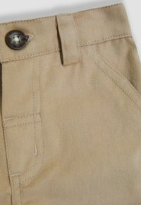 Pantalons kaki en coton lisse, avec une fermeture à bouton et des finitions détaillées, dans un design droit classique.