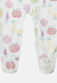 Mameluco de tela blanca con ilustraciones coloridas de frutas y verduras en rosa, púrpura, amarillo y verde. Cierre de broches a presión en la parte inferior.