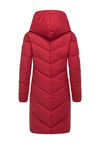 Rød pufjakke med hætte, der har et chevron-quiltet mønster, lange ærmer og elastiske manchetter. Materialet virker isoleret og glat.