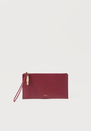 Pochette da polso in pelle bordeaux con cerniera dorata e piccolo cinturino da polso, logo Furla inciso in oro sul davanti.