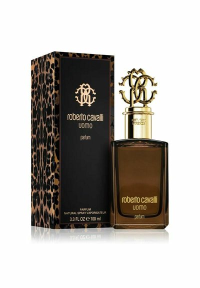 Brun glasparfymflaska med ett lock med guldemblem, förpackad i en leopardmönstrad låda med svarta accenter och gyllene bokstäver.