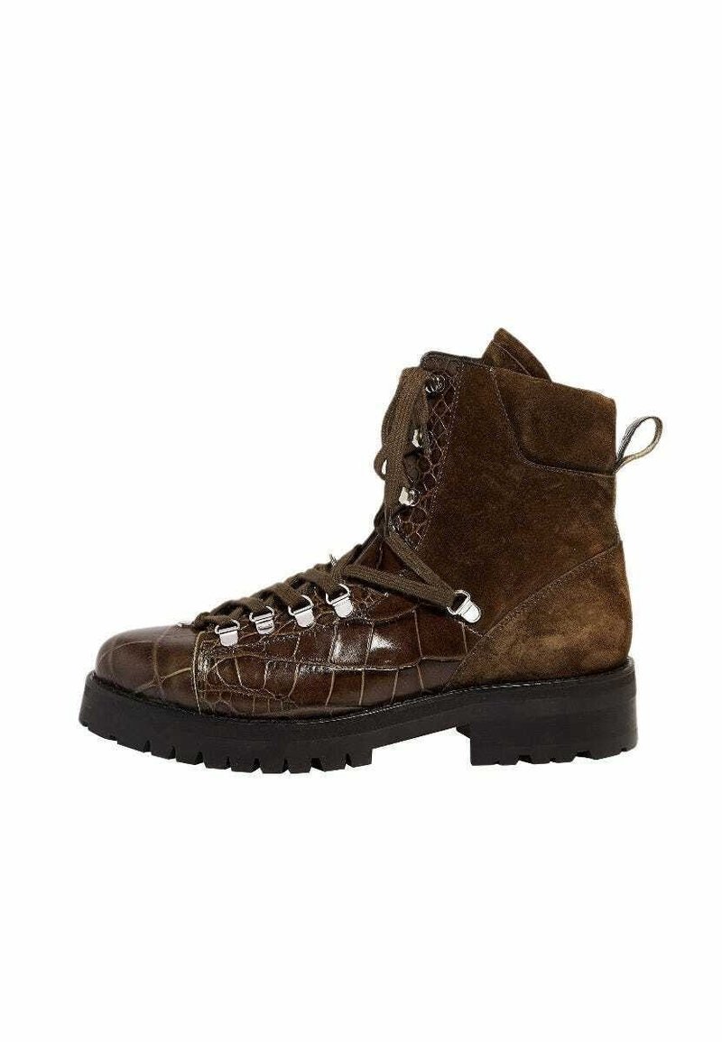 Bota de senderismo marrón que presenta una mezcla de cuero con estampado de cocodrilo brillante y ante. Incluye una suela de goma gruesa y ojetes de metal para los cordones.