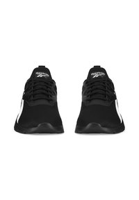 Čierne športové topánky s sieťovinovou vrchnou časťou, ponúkajúce biele akcenty a šnúrky, okrúhly tvar špičky a textúrovanú podrážku pre lepšiu priľnavosť.