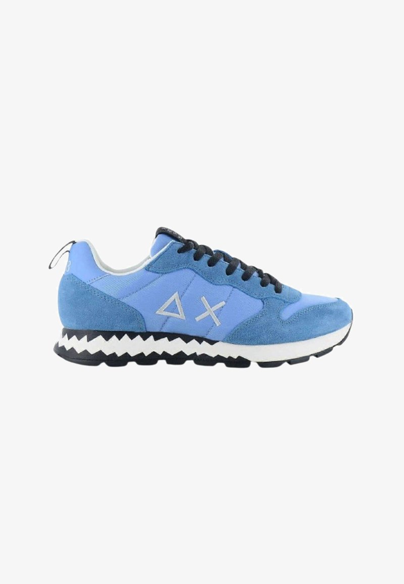 Scarpe da ginnastica blu in suede e tessuto con lacci neri, soletta bianca a zigzag e simboli geometrici Delta e X sui lati.
