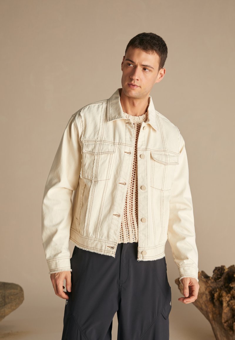 Zign Studio UNDYED FRINGE DENIM TRUCKER - Veste en jean - off-white/?�cru - ZALANDO.FR