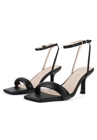 Schwarze High-Heels-Sandalen mit quadratischer Zehenform, einem breiten Vorderriemen und einem dünnen Knöchelriemen mit einer Schnalle. Glattes Lederdesign.