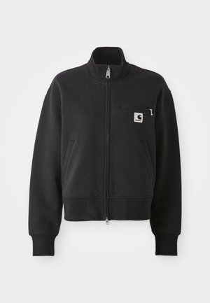 Chaqueta negra de cremallera en un diseño cropped, con un cuello alto, bolsillos frontales y un pequeño bolsillo en el pecho con un acento de logo. Textura de tela suave.