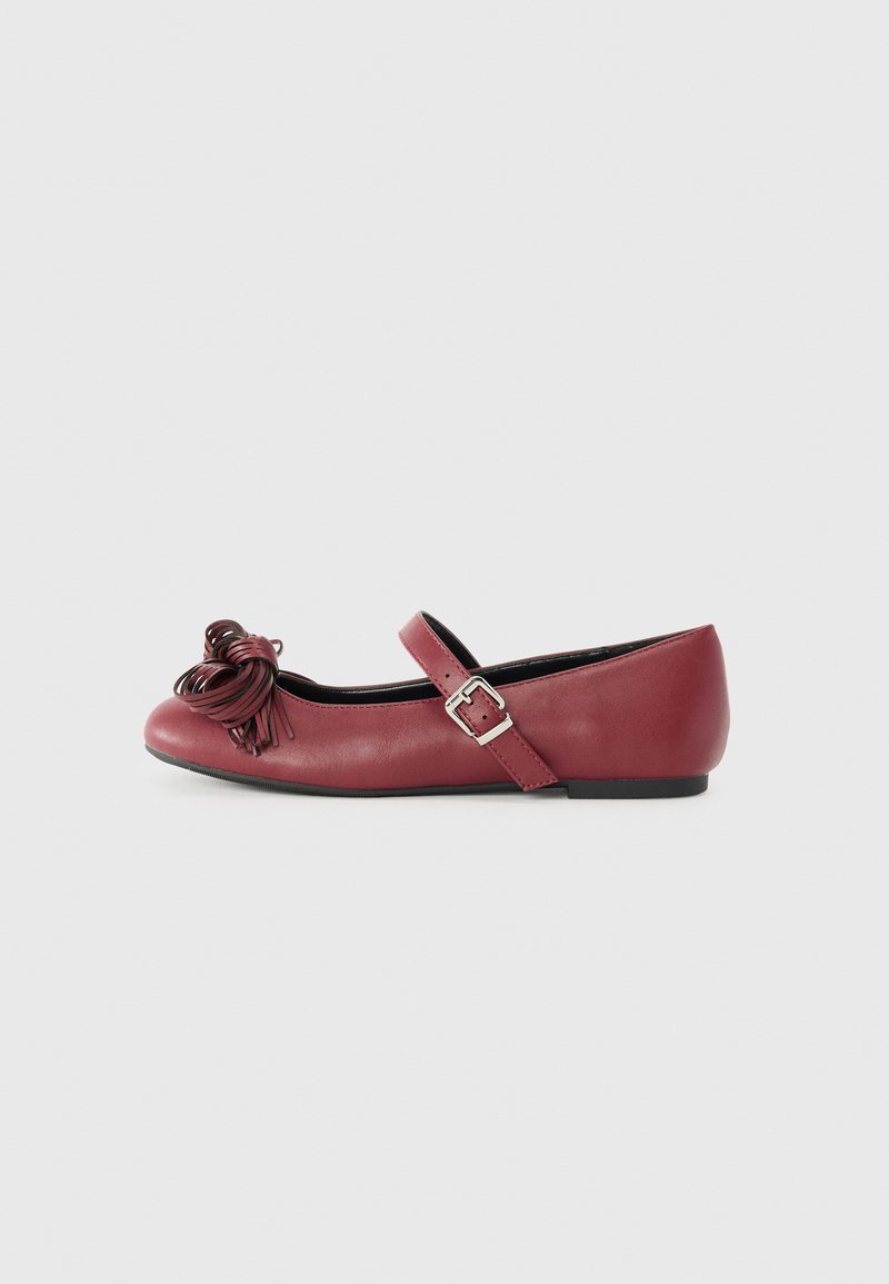 Burgundy nahkahuiset balettikengät, joissa on pyöreä varvas, nilkkasarja ja koristeelliset tupsut edessä. Tasapohja ja yksinkertainen muotoilu.