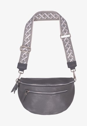 Sac banane en cuir gris avec une finition texturée, deux poches zippées et une sangle réglable à motifs, porté en bandoulière.