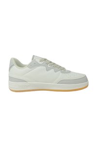Sneaker bianchi in pelle con dettagli grigi, design con lacci, punta perforata e suola in gomma color gomma. Marchio sul lato.