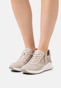 Tamaris Sneaker low - taupe