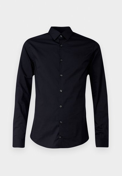 Čierna košeľa s dlhým rukávom vyrobená z hladkej látky, s ostrým golierom, predným zapínaním na gombíky a priliehavým strihom s zakriveným lemom.