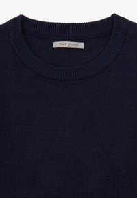 Suéter de punto azul marino con cuello redondo acanalado. Presenta una tela texturizada y una etiqueta de tela con "DAN JOHN" cosida en el escote.