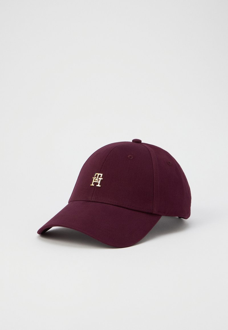 Burgundi színű pamut baseball sapka arany hímzett logóval. Görbített napellenzővel és nyolcpaneles kialakítással rendelkezik, hátul állítható pánttal.