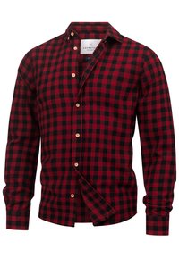 Camisa de franela a cuadros rojos y negros con cuello abotonado, botones de madera, mangas largas y un diseño de corte relajado.