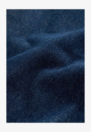 Temno modra tkanina z gladko teksturo in subtilnim leskom. Ima fino tkanje, ki ustvarja mehak, guban videz.