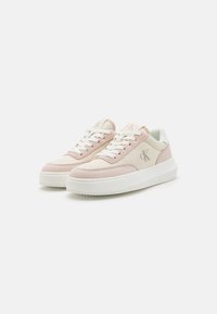 Adidași Calvin Klein cu o nuanță delicată de roz și alb, cu o textură de piele netedă, vârf rotund și talpă din cauciuc plat.