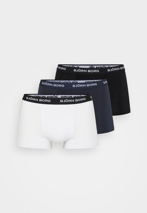 Drie paar boxershorts: één wit, één marineblauw, één zwart. Met een elastische tailleband waarop het "BJÖRN BORG" logo in het wit is gedrukt. Gemaakt van zachte katoen.