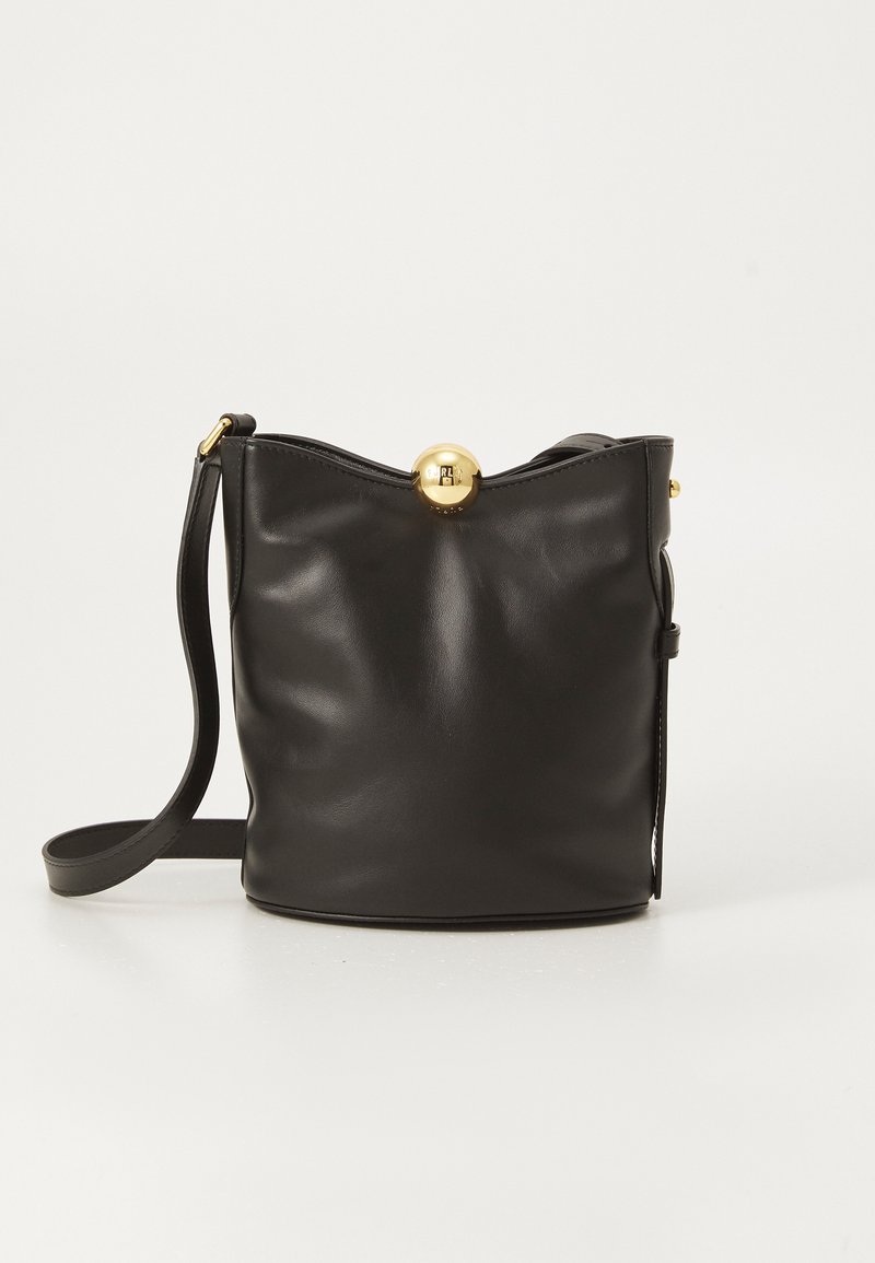Borsa a secchiello in pelle nera con forma arrotondata, dettaglio in metallo dorato sulla parte superiore e tracolla. Texture liscia, design minimalista.