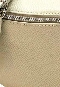 Beige leren tas met een gestructureerd oppervlak. Voorzien van een zilveren rits en nette stiksels langs de rand voor een elegante afwerking.