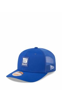 Blaues Baseballcap mit Netzrücken, ausgestattet mit einem quadratischen Patch mit der Aufschrift "NY NEW YORK GIANTS" auf der Vorderseite und einem runden Schirm.