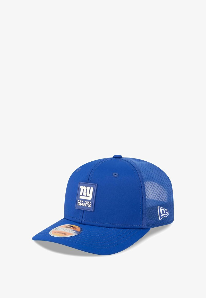 Blaues Baseballcap mit Netzrücken, ausgestattet mit einem quadratischen Patch mit der Aufschrift "NY NEW YORK GIANTS" auf der Vorderseite und einem runden Schirm.