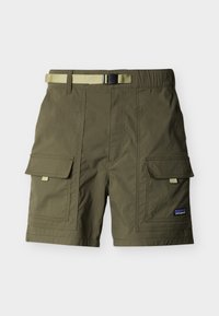 Χακί cargo σορτς με δύο μεγάλες εμπρόσθιες τσέπες με καπάκι και μια μπεζ ρυθμιζόμενη ζώνη με μαύρη αγκράφα στη ελαστική μέση.