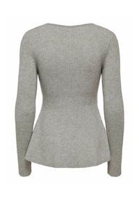 Pelēks ribots džempera ar garām piedurknēm un izplestiem maliņām; raksturīga apaļa kakla izliekuma un teksturēts audums.