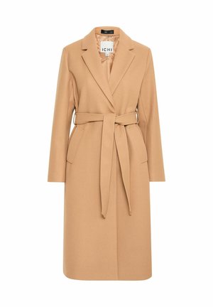 Beige takki, jossa on vyö, lovet kaulukset, pitkät hihat ja sivutaskut, valmistettu rakenteellisesta kankaasta, mid-calf pituudella.